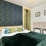 Hrube Wierchy In With Mountain View, Parking And Air Conditioning By Renters Prestige ザコパネ